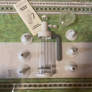 ULN The pampered chef #1775 Easy accent decorator with 6 different tips